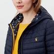 Joules navy kék steppelt, összecsomagolható, esőálló kabát Joules navy kék steppelt, összecsomagolható, esőálló kabát