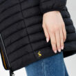Kép 6/12 - Joules fekete steppelt, összecsomagolható, esőálló hosszú kabát