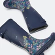 Kép 4/6 - Joules navy-kék virágos gumicsizma hátul betoldással