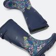 Joules navy-kék virágos gumicsizma hátul betoldással Joules navy-kék virágos gumicsizma hátul betoldással