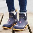 Kép 1/7 - Joules navy-kék női boka gumicsizma kutyusok színes esernyővel - Rainbow Dog